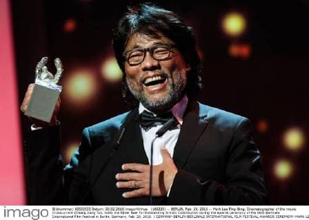 (160220) -- BERLIN, Feb. 20, 2016 -- Mark Lee Ping-Bing, Cinematographer of the movie Crosscurrent (Chang Jiang Tu), holds the Silver Bear for Outstanding Artistic Contribution during the awards ceremony of the 66th Berlinale International Film Festival in Berlin, Germany, Feb. 20, 2016. ) GERMANY-BERLIN-BERLINALE INTERNATIONAL FILM FESTIVAL-AWARDS CEREMONY-MARK LEE ZhangxFan 
