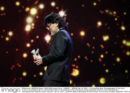 (160220) -- BERLIN, Feb. 20, 2016 -- Mark Lee Ping-Bing, Cinematographer of the movie Crosscurrent (Chang Jiang Tu), holds the Silver Bear for Outstanding Artistic Contribution during the awards ceremony of the 66th Berlinale International Film Festival in Berlin, Germany, Feb. 20, 2016. ) GERMANY-BERLIN-BERLINALE INTERNATIONAL FILM FESTIVAL-AWARDS CEREMONY-MARK LEE ZhangxFan 