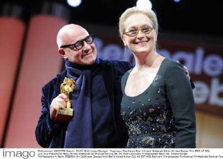 Regisseur Gianfranco Rosi mit dem Goldenen Bären für den Besten Film FIRE AT SEA und Jury-Präsidentin Meryl Streep anlässlich der Preisverleihung der 66. Internationalen Filmfestspiele Berlin 66. Internationale Filmfestspiele in Berlin IFB2016