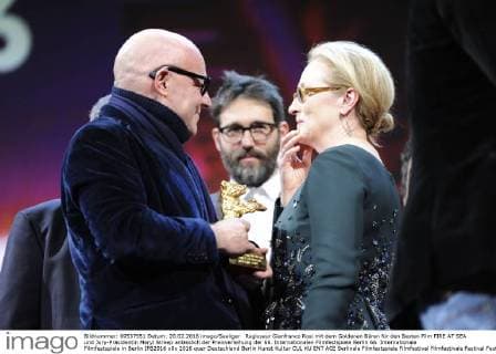 Regisseur Gianfranco Rosi mit dem Goldenen Bären für den Besten Film FIRE AT SEA und Jury-Präsidentin Meryl Streep anlässlich der Preisverleihung der 66. Internationalen Filmfestspiele Berlin 66. Internationale Filmfestspiele in Berlin IFB2016