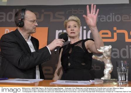 Moderator Knut Elsterman und Schauspielerin Trine Dyrhom mit dem Silbernen Bären als Beste Darstellerin beim RadioEins Berlinale-Nighttalk zum Abschluss der 66. Internationalen Filmfestspiele Berlin 66. Internationale Filmfestspiele in Berlin IFB2016