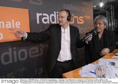 Moderator Knut Elstermann im Gespräch mit Preisträger Lav Diaz (Silberner Bär, Alfred Bauer-Preis für den Film A LULLAY TO THE SORROWFUL MYSTERY) beim RadioEins Berlinale-Nighttalk zum Abschluss der 66. Internationalen Filmfestspiele Berlin 66. Internationale Filmfestspiele in Berlin IFB2016