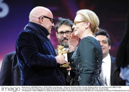 Regisseur Gianfranco Rosi mit dem Goldenen Bären für den Besten Film FIRE AT SEA und Jury-Präsidentin Meryl Streep anlässlich der Preisverleihung der 66. Internationalen Filmfestspiele Berlin 66. Internationale Filmfestspiele in Berlin IFB2016
