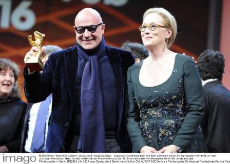 Regisseur Gianfranco Rosi mit dem Goldenen Bären für den Besten Film FIRE AT SEA und Jury-Präsidentin Meryl Streep anlässlich der Preisverleihung der 66. Internationalen Filmfestspiele Berlin 66. Internationale Filmfestspiele in Berlin IFB2016
