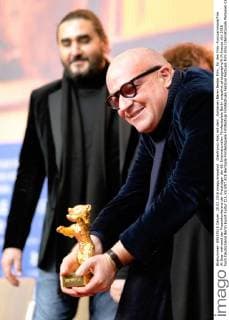 Gianfranco Rosi mit dem _Goldenen Bären Bester Film_ für den Film -Fuocoammare Fire At Sea- während der Pressekonferenz der Preisträger der 66. Internationalen Filmfestspiele Berlin snapshot-photography K.M.Krause