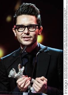 (160220) -- BERLIN, Feb. 20, 2016 -- Polish director Tomasz Wasilewski holds the Silver Bear for Best Script for the film Zjednoczone stany milosci (United States of Love) during the awards ceremony of the 66th Berlinale International Film Festival in Berlin, Germany, Feb. 20, 2016. ) GERMANY-BERLIN-BERLINALE INTERNATIONAL FILM FESTIVAL-AWARDS CEREMONY ZhangxFan 