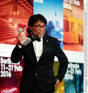 (160216) -- BERLIN, Feb. 20, 2016 -- Mark Lee Ping-Bing, cinematographer of the movie Crosscurrent (Chang Jiang Tu), attends a press conference after receiving his Silver Bear for Outstanding Artistic Contribution at the awards ceremony of the 66th Berlinale International Film Festival in Berlin, Germany, Feb. 20, 2016. ) GERMANY-BERLIN-BERLINALE INTERNATIONAL FILM FESTIVAL-AWARDS CEREMONY-MARK LEE LuoxHuanhuan 