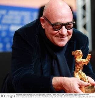 (160220) -- BERLIN, Feb. 20, 2016 -- Italian director Gianfranco Rosi attends a press conference with the trophy of Golden Bear for Best Film after the awards ceremony of the 66th Berlinale International Film Festival in Berlin, Germany, Feb. 20, 2016. The Italian documentary film Fire at Sea won the Golden Bear, the top jury prize awarded to the best film, in the 66th Berlin International Film Festival on Saturday. ) GERMANY-BERLIN-BERLINALE INTERNATIONAL FILM FESTIVAL-AWARDS CEREMONY-GOLD BEAR-GIANFRANCO ROSI LuoxHuanhuan 