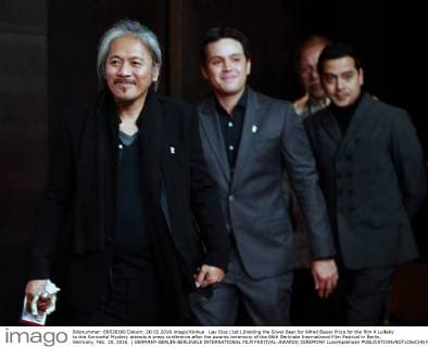 Lav Diaz (1st L)holding the Silver Bear for Alfred Bauer Prize for the film A Lullaby to the Sorrowful Mystery attends a press conference after the awards ceremony of the 66th Berlinale International Film Festival in Berlin, Germany, Feb. 20, 2016. ) GERMANY-BERLIN-BERLINALE INTERNATIONAL FILM FESTIVAL-AWARDS CEREMONY LuoxHuanhuan 