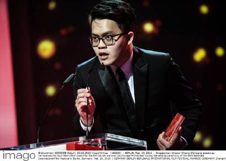 (160220) -- BERLIN, Feb. 20, 2016 -- Singaporean director Chiang Wei Liang speaks as he receives the Audi Short Film Award for the film Jin zhi xia mao (Anchorage Prohibited) during the awards ceremony of the 66th Berlinale International Film Festival in Berlin, Germany, Feb. 20, 2016. ) GERMANY-BERLIN-BERLINALE INTERNATIONAL FILM FESTIVAL-AWARDS CEREMONY ZhangxFan 