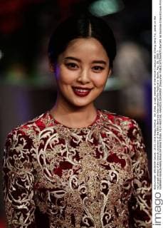 Xin Zhilei, a cast member of the movie Crosscurrent (Chang Jiang Tu), poses on the red carpet ahead of the awards ceremony of the 66th Berlinale International Film Festival in Berlin, Feb. 20, 2016. ) GERMANY-BERLIN-BERLINALE INTERNATIONAL FILM FESTIVAL-AWARDS CEREMONY ZhangxFan 