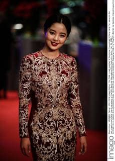 Xin Zhilei, a cast member of the movie Crosscurrent (Chang Jiang Tu), poses on the red carpet ahead of the awards ceremony of the 66th Berlinale International Film Festival in Berlin, Feb. 20, 2016. ) GERMANY-BERLIN-BERLINALE INTERNATIONAL FILM FESTIVAL-AWARDS CEREMONY ZhangxFan 