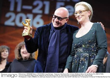 Regisseur Gianfranco Rosi mit dem Goldenen Bären für den Besten Film FIRE AT SEA und Jury-Präsidentin Meryl Streep anlässlich der Preisverleihung der 66. Internationalen Filmfestspiele Berlin 66. Internationale Filmfestspiele in Berlin IFB2016