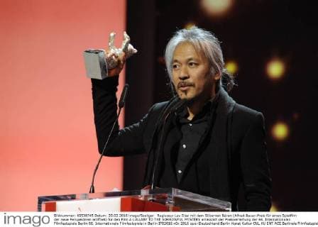 Regisseur Lav Diaz mit dem Silbernen Bären (Alfred-Bauer-Preis für einen Spielfilm der neue Perspektiven eröffnet) für den Film A LULLABY TO THE SORROWFUL MYSTERY anlässlich der Preisverleihung der 66. Internationalen Filmfestspiele Berlin 66. Internationale Filmfestspiele in Berlin IFB2016
