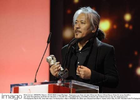 Regisseur Lav Diaz mit dem Silbernen Bären (Alfred-Bauer-Preis für einen Spielfilm der neue Perspektiven eröffnet) für den Film A LULLABY TO THE SORROWFUL MYSTERY anlässlich der Preisverleihung der 66. Internationalen Filmfestspiele Berlin 66. Internationale Filmfestspiele in Berlin IFB2016