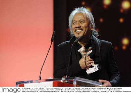Regisseur Lav Diaz mit dem Silbernen Bären (Alfred-Bauer-Preis für einen Spielfilm der neue Perspektiven eröffnet) für den Film A LULLABY TO THE SORROWFUL MYSTERY anlässlich der Preisverleihung der 66. Internationalen Filmfestspiele Berlin 66. Internationale Filmfestspiele in Berlin IFB2016