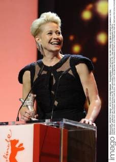 Schauspielerin Trine Dyrholm mit dem Silbernen Bären als Beste Darstellerin im Film KOLLEKTIVET anlässlich der Preisverleihung der 66. Internationalen Filmfestspiele Berlin 66. Internationale Filmfestspiele in Berlin IFB2016