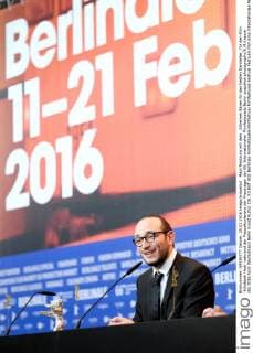 Majd Mastoura mit dem _Silbernen Bären für den besten Darsteller_ für den Film -Inhebbek Hedi- während der Pressekonferenz der Preisträger der 66. Internationalen Filmfestspiele Berlin snapshot-photography K.M.Krause