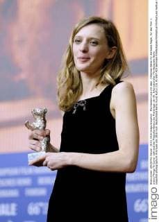Mia Hansen-Love mit dem _Silbernen Bären für die beste Regie_ für den Film -L avenir Things To Come- während der Pressekonferenz der Preisträger der 66. Internationalen Filmfestspiele Berlin snapshot-photography K.M.Krause