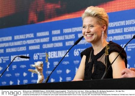 Trine Dyrholm mit dem _Silbernen Bären für die beste Darstellerin_ für den Film -Kollektivet The Commune- während der Pressekonferenz der Preisträger der 66. Internationalen Filmfestspiele Berlin snapshot-photography K.M.Krause
