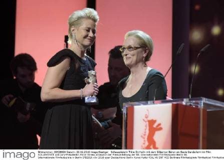 Schauspielerin Trine Dyrholm mit dem Silbernen Bären als Beste Darstellerin im Film KOLLEKTIVET und Jury-Präsidentin Meryl Streep anlässlich der Preisverleihung der 66. Internationalen Filmfestspiele Berlin 66. Internationale Filmfestspiele in Berlin IFB2016