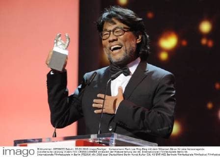 Kameramann Mark Lee Ping-Bing mit dem Silbernen Bären für eine herausragende künstlerische Leistung in dem Film CROSSCURRENT anlässlich der Preisverleihung der 66. Internationalen Filmfestspiele Berlin 66. Internationale Filmfestspiele in Berlin IFB2016