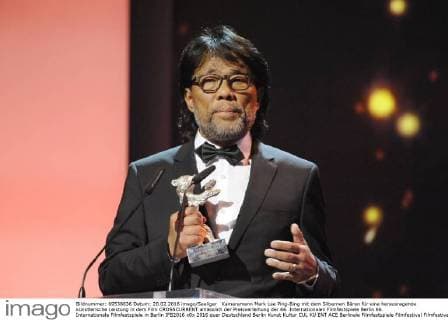 Kameramann Mark Lee Ping-Bing mit dem Silbernen Bären für eine herausragende künstlerische Leistung in dem Film CROSSCURRENT anlässlich der Preisverleihung der 66. Internationalen Filmfestspiele Berlin 66. Internationale Filmfestspiele in Berlin IFB2016