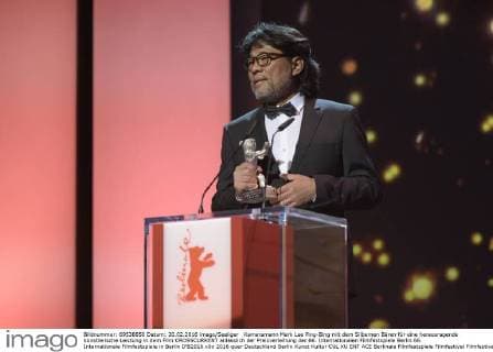 Kameramann Mark Lee Ping-Bing mit dem Silbernen Bären für eine herausragende künstlerische Leistung in dem Film CROSSCURRENT anlässlich der Preisverleihung der 66. Internationalen Filmfestspiele Berlin 66. Internationale Filmfestspiele in Berlin IFB2016