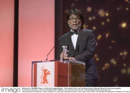 Kameramann Mark Lee Ping-Bing mit dem Silbernen Bären für eine herausragende künstlerische Leistung in dem Film CROSSCURRENT anlässlich der Preisverleihung der 66. Internationalen Filmfestspiele Berlin 66. Internationale Filmfestspiele in Berlin IFB2016