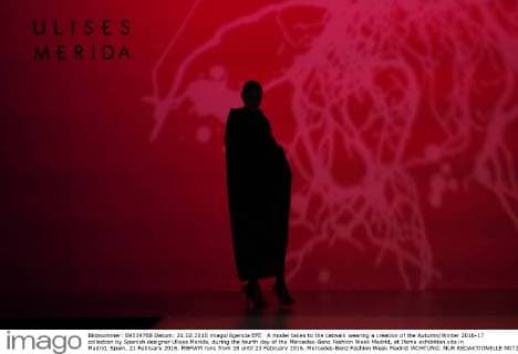 A model takes to the catwalk wearing a creation of the Autumn Winter 2016-17 collection by Spanish designer Ulises Merida, during the fourth day of the Mercedes-Benz Fashion Week Madrid, at Ifema exhibition site in Madrid, Spain, 21 February 2016. MBFWM runs from 18 until 23 February 2016. Mercedes-Benz Fashion Week Madrid !ACHTUNG: NUR REDAKTIONELLE NUTZUNG!  GRA362 20160221-635916545949050922