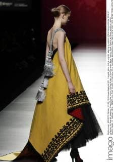 A model takes to the catwalk wearing a creation of the Autumn Winter 2016-17 collection by Spanish designer Ulises Merida, during the fourth day of the Mercedes-Benz Fashion Week Madrid, at Ifema exhibition site in Madrid, Spain, 21 February 2016. MBFWM runs from 18 until 23 February 2016. Mercedes-Benz Fashion Week Madrid !ACHTUNG: NUR REDAKTIONELLE NUTZUNG!  GRA362 20160221-635916545975258922
