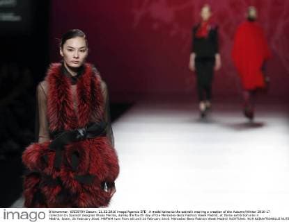 A model takes to the catwalk wearing a creation of the Autumn Winter 2016-17 collection by Spanish designer Ulises Merida, during the fourth day of the Mercedes-Benz Fashion Week Madrid, at Ifema exhibition site in Madrid, Spain, 21 February 2016. MBFWM runs from 18 until 23 February 2016. Mercedes-Benz Fashion Week Madrid !ACHTUNG: NUR REDAKTIONELLE NUTZUNG!  GRA362 20160221-635916546007238922
