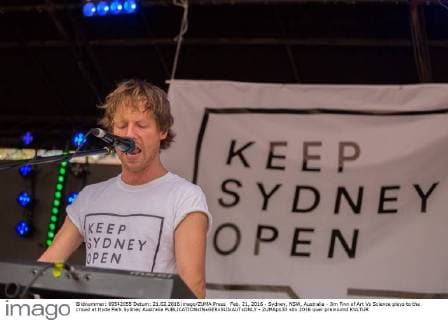 Feb. 21, 2016 - Sydney, NSW, Australia - Jim Finn of Art Vs Science plays to the crowd at Hyde Park Sydney Australia - ZUMAp133