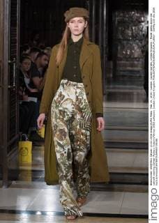 Feb. 21, 2016 - London, Covent Garden, United Kingdom - Model walks down the catwalk wearing Zaheer Abbas s Autumn Winter 2016 collection. London United Kingdom - ZUMAp133