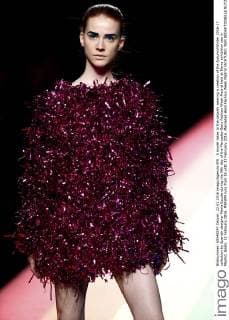 A model takes to the catwalk wearing a creation of the Autumn Winter 2016-17 collection by Spanish designer Maria Escote during the fifth day of the Mercedes-Benz Fashion Week Madrid held at Ifema exhibition site in Madrid, Spain, 22 February 2016. MBFWM runs from 18 until 23 February 2016. Mercedes-Benz Fashion Week Madrid !ACHTUNG: NUR REDAKTIONELLE NUTZUNG!  20160222-635917409070720653