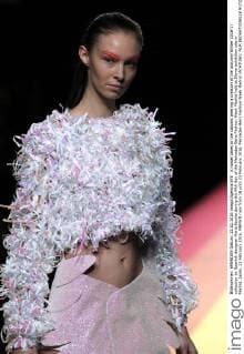 A model takes to the catwalk wearing a creation of the Autumn Winter 2016-17 collection by Spanish designer Maria Escote during the fifth day of the Mercedes-Benz Fashion Week Madrid held at Ifema exhibition site in Madrid, Spain, 22 February 2016. MBFWM runs from 18 until 23 February 2016. Mercedes-Benz Fashion Week Madrid !ACHTUNG: NUR REDAKTIONELLE NUTZUNG!  20160222-635917409097396653