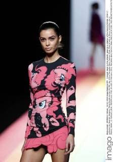 A model takes to the catwalk wearing a creation of the Autumn Winter 2016-17 collection by Spanish designer Maria Escote during the fifth day of the Mercedes-Benz Fashion Week Madrid held at Ifema exhibition site in Madrid, Spain, 22 February 2016. MBFWM runs from 18 until 23 February 2016. Mercedes-Benz Fashion Week Madrid !ACHTUNG: NUR REDAKTIONELLE NUTZUNG!  20160222-635917409163384653