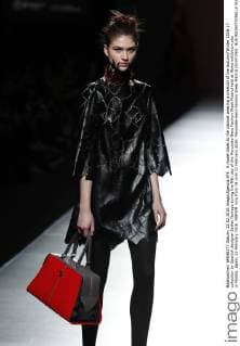 A model takes to the catwalk wearing a creation of the Autumn Winter 2016-17 collection by Spanish designer Esther Noriega during the fifth day of the Mercedes-Benz Fashion Week Madrid held at Ifema exhibition site in Madrid, Spain, 22 February 2016. MBFWM runs from 18 until 23 February 2016. Mercedes-Benz Fashion Week Madrid !ACHTUNG: NUR REDAKTIONELLE NUTZUNG!  20160222-635917415247696653