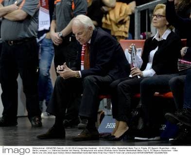 21.02.2016, xfux, Basketball Beko Top 4, Finale, FC Bayern Muenchen - Alba Berlin, emspor, v.l. Edmund Stoiber am Handy, Smartphone mit seiner Ehefrau Karin Stoiber Basketball Beko Top 4, FC Bayern Muenchen - Alba Berlin