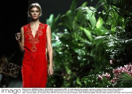 A model takes to the catwalk wearing a creation of the Autumn Winter 2016-17 collection by Spanish fashion designer Jorge Vazquez during the fifth day of the Mercedes-Benz Fashion Week Madrid held at Ifema exhibition site in Madrid, Spain, 22 February 2016. MBFWM runs from 18 until 23 February 2016. MERCEDES-BENZ FASHION WEEK MADRID !ACHTUNG: NUR REDAKTIONELLE NUTZUNG!  20160222-635917575011909446