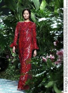 A model takes to the catwalk wearing a creation of the Autumn Winter 2016-17 collection by Spanish fashion designer Jorge Vazquez during the fifth day of the Mercedes-Benz Fashion Week Madrid held at Ifema exhibition site in Madrid, Spain, 22 February 2016. MBFWM runs from 18 until 23 February 2016. MERCEDES-BENZ FASHION WEEK MADRID !ACHTUNG: NUR REDAKTIONELLE NUTZUNG!  20160222-635917575750718438