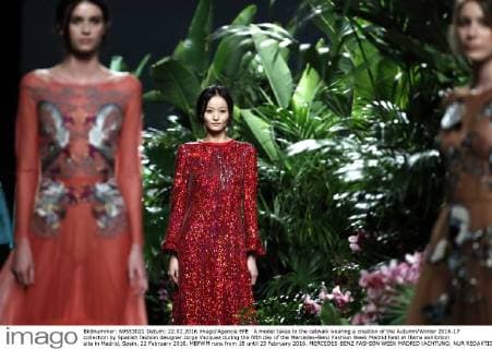 A model takes to the catwalk wearing a creation of the Autumn Winter 2016-17 collection by Spanish fashion designer Jorge Vazquez during the fifth day of the Mercedes-Benz Fashion Week Madrid held at Ifema exhibition site in Madrid, Spain, 22 February 2016. MBFWM runs from 18 until 23 February 2016. MERCEDES-BENZ FASHION WEEK MADRID !ACHTUNG: NUR REDAKTIONELLE NUTZUNG!  20160222-635917575099424324