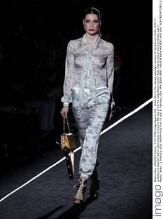Model take to the catwalk wearing a creation of the Autumn Winter 2016-17 collection by Spanish fashion label Varela during the fifth day of the Mercedes-Benz Fashion Week Madrid held at Ifema exhibition site in Madrid, Spain, 22 February 2016. MBFWM runs from 18 until 23 February 2016. MERCEDES-BENZ FASHION WEEK MADRID !ACHTUNG: NUR REDAKTIONELLE NUTZUNG!  20160222-635917706553384689
