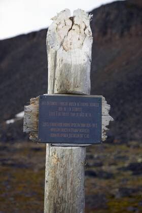 Sign indicating where Hjalmar Johansen and Fridtjof Nansen overwintered in Arctic Russia, during Fram Expedition, 1895-96, Franz Josef Land, Russia, July 2004.  1473754 PalxHermansen