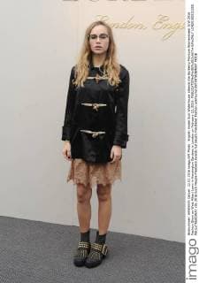 English model Suki Waterhouse attends the Burberry Prorsum Womenswear A W 2016 Fashion Show on West Albert Lawn in Kensington Gardens in London on February 22, 2016.  LON20160222202 PAULxTREADWAY