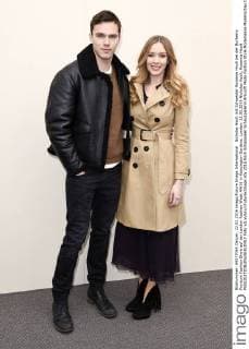 Nicholas Hoult mit Schwester Rosanna Hoult bei der Burberry Prorsum Fashion Show auf der London Fashion Week AW16 in Kensington Gardens. London. 22.02.2016 Nicholas Hoult, Rosanna Hoult  Foto:xS.xVasx xFuturexImage