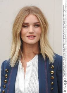 Rosie Huntington-Whiteley bei der Ankunft zur Burberry Prorsum Fashion Fashion Show am 22.02.2016 im Rahmen der London Fashion Week Fall Winter 2016 London Fashion Week Autumn Winter 2016 - Burberry Prorsum Womenswear 