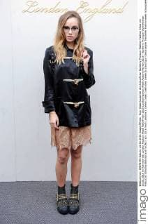 Suki Waterhouse bei der Ankunft zur Burberry Prorsum Fashion Fashion Show am 22.02.2016 im Rahmen der London Fashion Week Fall Winter 2016 London Fashion Week Autumn Winter 2016 - Burberry Prorsum Womenswear 