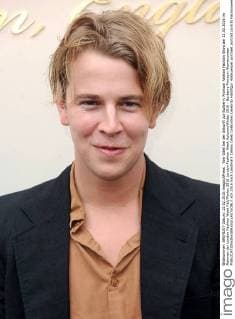 Tom Odell bei der Ankunft zur Burberry Prorsum Fashion Fashion Show am 22.02.2016 im Rahmen der London Fashion Week Fall Winter 2016 London Fashion Week Autumn Winter 2016 - Burberry Prorsum Womenswear 