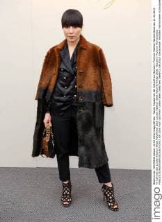 Noomi Rapace bei der Ankunft zur Burberry Prorsum Fashion Fashion Show am 22.02.2016 im Rahmen der London Fashion Week Fall Winter 2016 London Fashion Week Autumn Winter 2016 - Burberry Prorsum Womenswear 